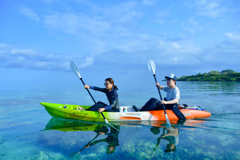 石垣島北部・鏡のような凪の海でカヤックを楽しむゲスト