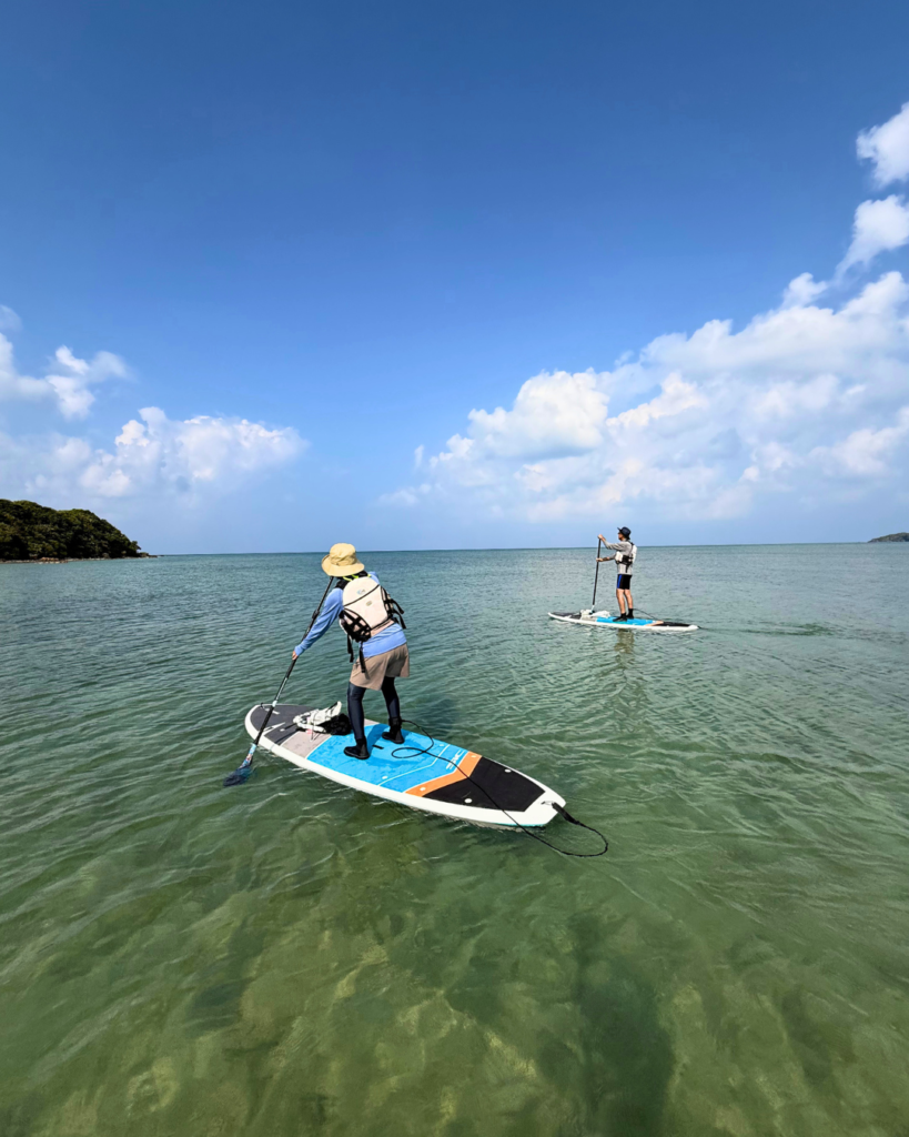 石垣島の透明度の高い浅瀬でSUPを体験する様子。初心者でも安心して立って進める穏やかな海