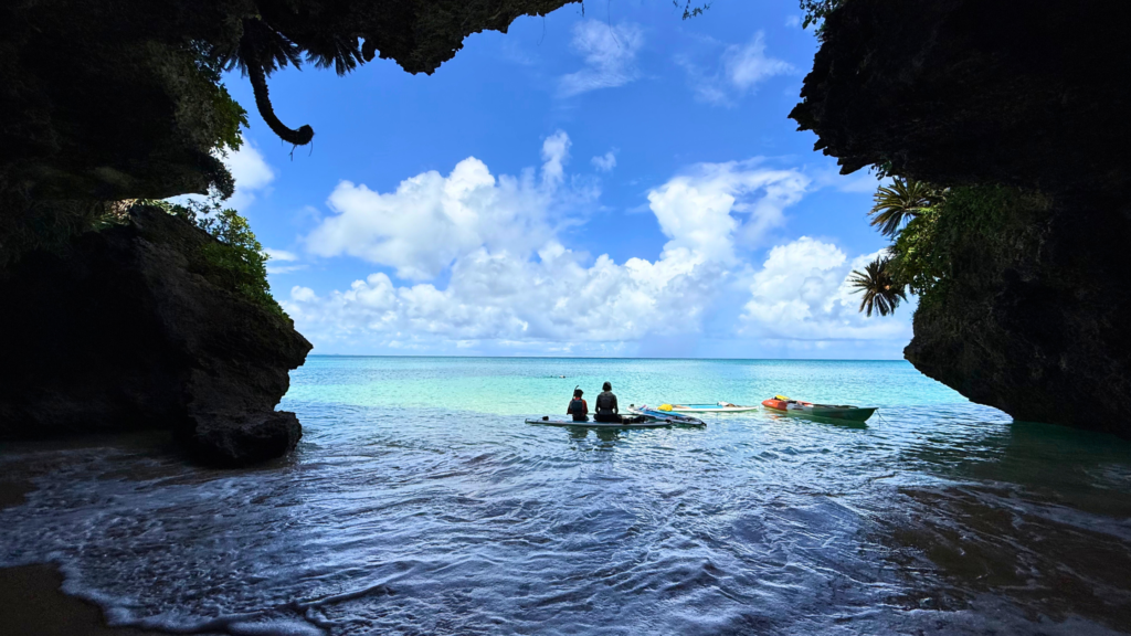 石垣島北部・平久保半島で穏やかな海を選んでSUP・カヤックを楽しむ様子