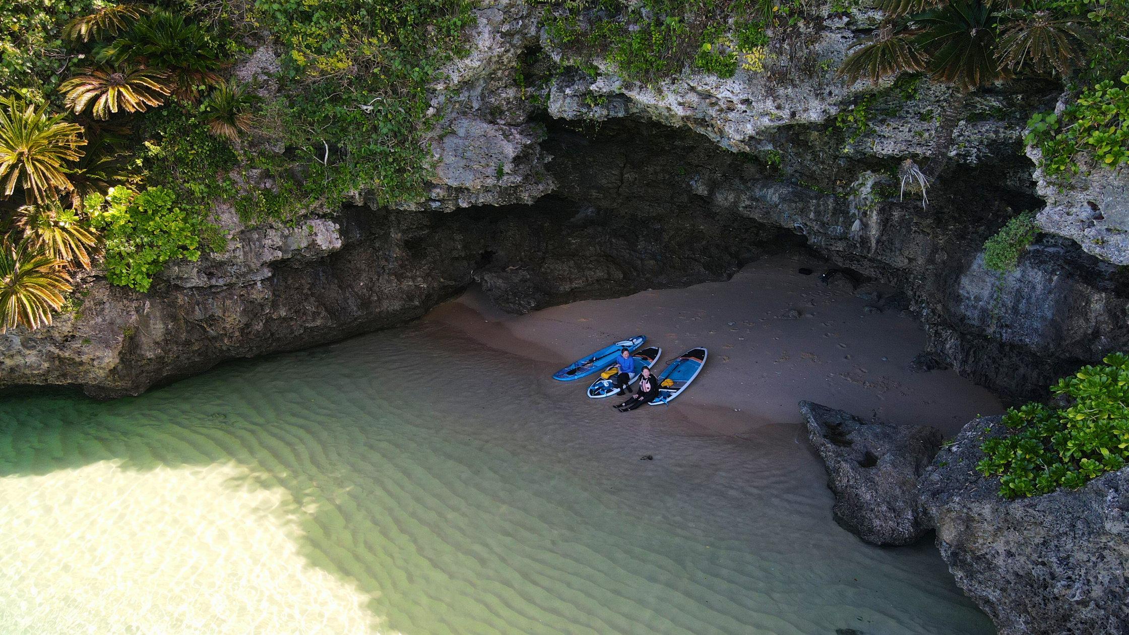 石垣島北部の岩場の洞窟とSUP
うりずんの季節ならではの景色