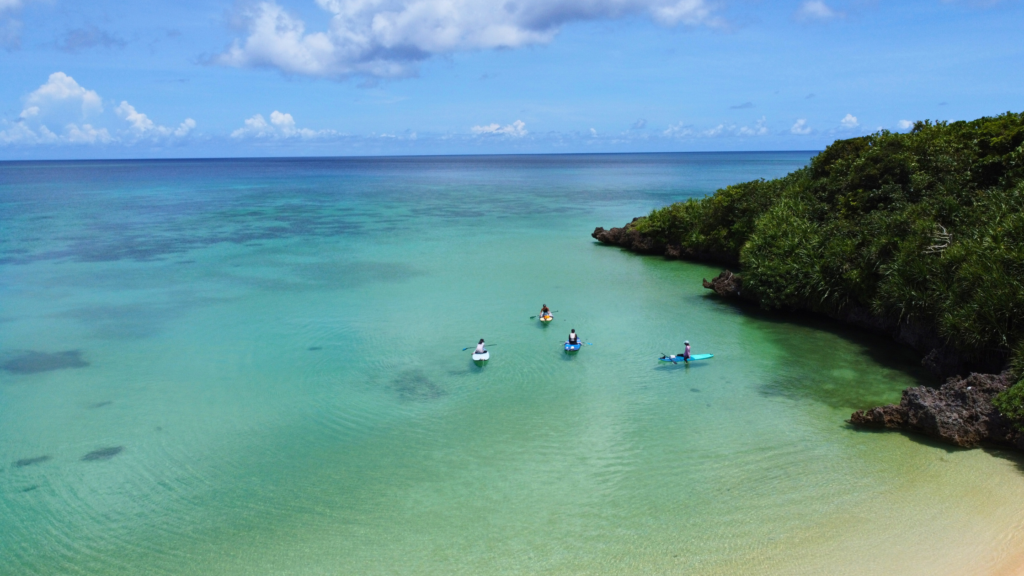 石垣島北部・平久保半島の穏やかな海で、少人数でSUPを体験する様子
