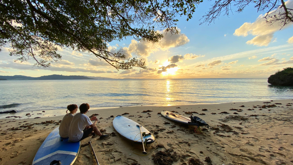 石垣島北部・平久保半島で、少人数でゆったりさんせっとSUPを楽しむ様子