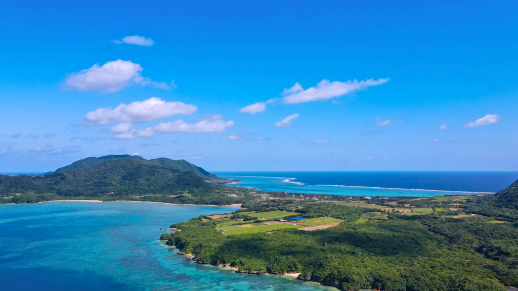石垣島北部・平久保半島一望する景色と、その日ごとに表情が変わる海
