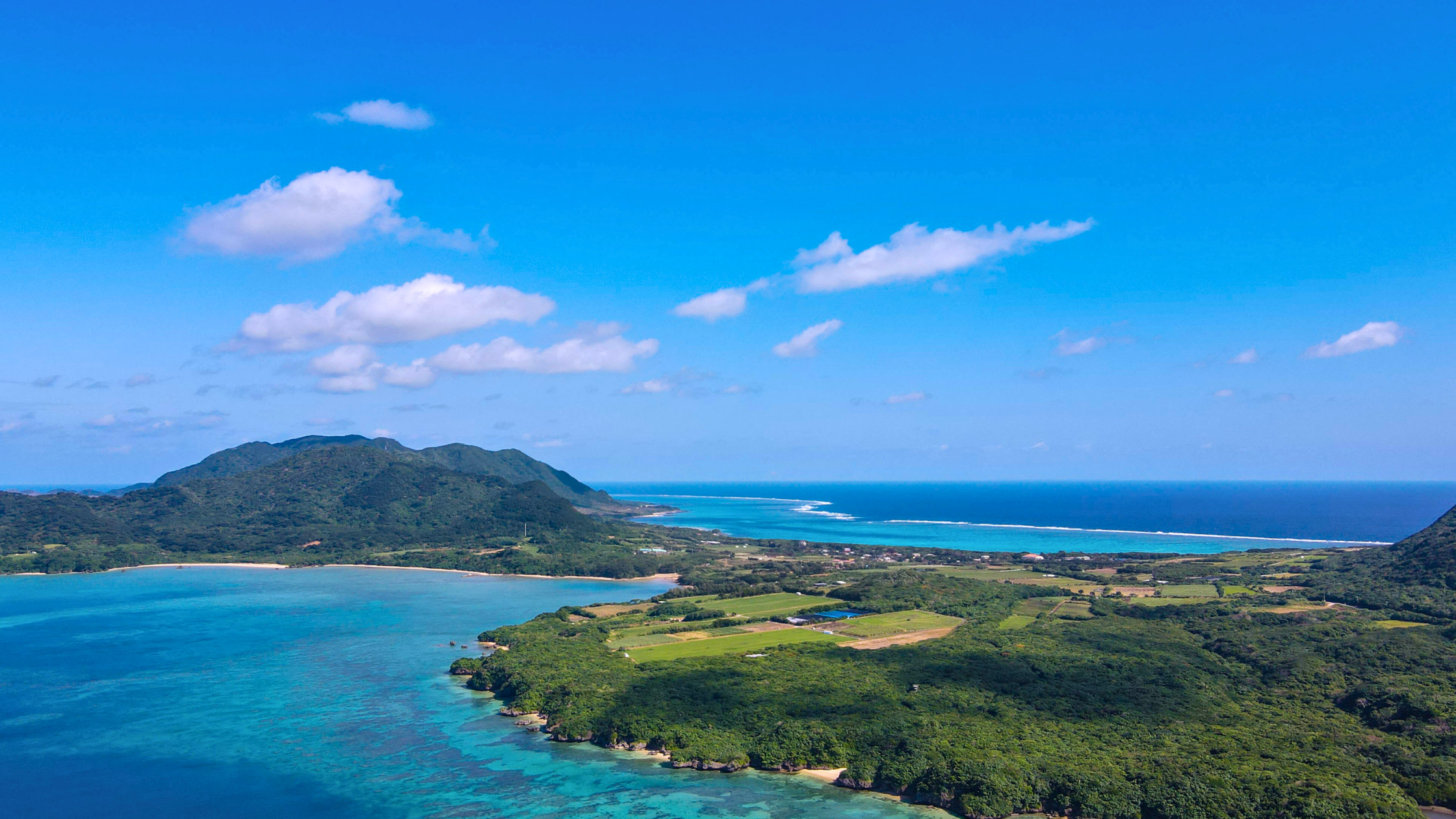 石垣島北部・平久保半島の
青い海と豊かな自然の空撮写真