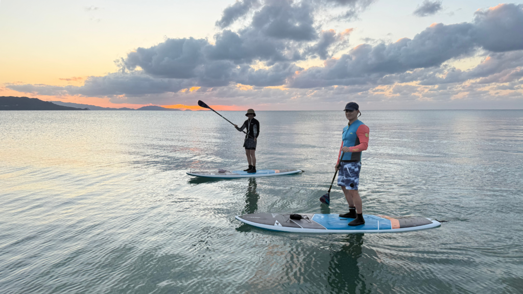 冬の石垣島北部、夕暮れの穏やかな海でSUPを楽しむ様子
