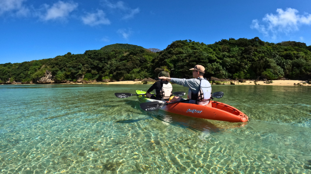 石垣島の穏やかな海で、カヤックをゆっくり楽しんでいる様子