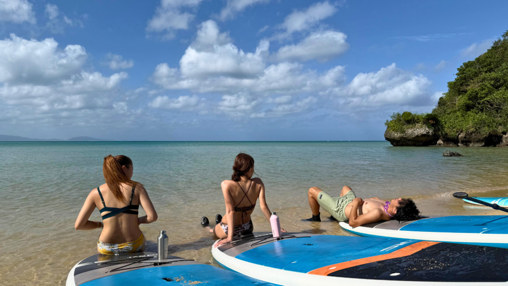 石垣島北部の海でSUPツアーを楽しむ参加者