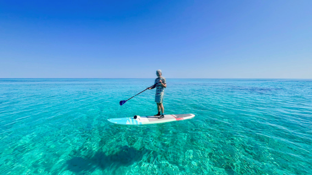 石垣島北部の透明な海でSUPを楽しむ様子