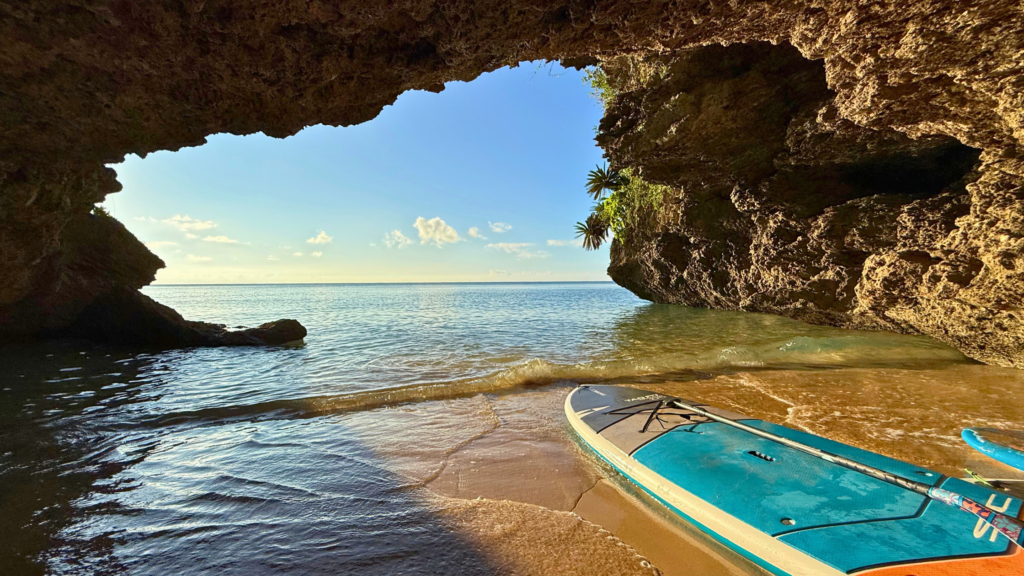石垣島北部の穏やかな海岸にSUPボードを置き、静かな自然環境を感じられるポイント