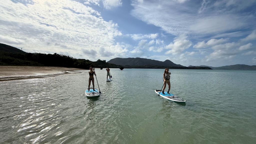 石垣島の遠浅のお海でSUPを楽しむ様子。水面が穏やかで初めての方も安心できる環境