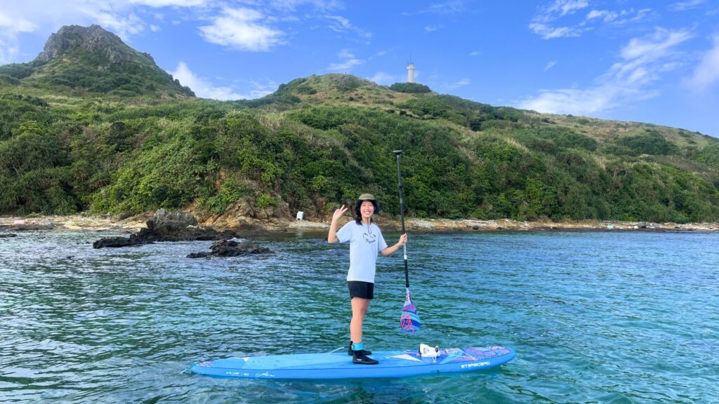 石垣島北部・平久保灯台の青い海とSUPを楽しむゲスト