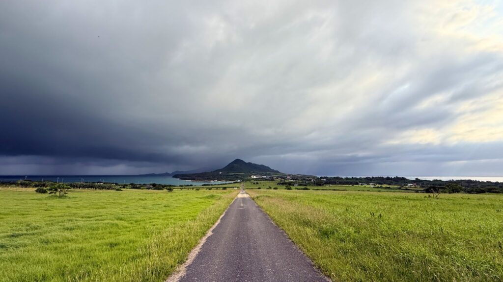 石垣島北部・平久保半島の一本道と北から迫る暗い雲