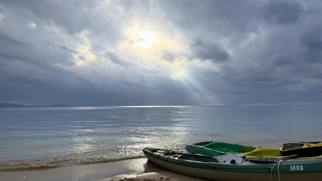 石垣島北部・曇り空から光が差し込む静かな海とカヤック