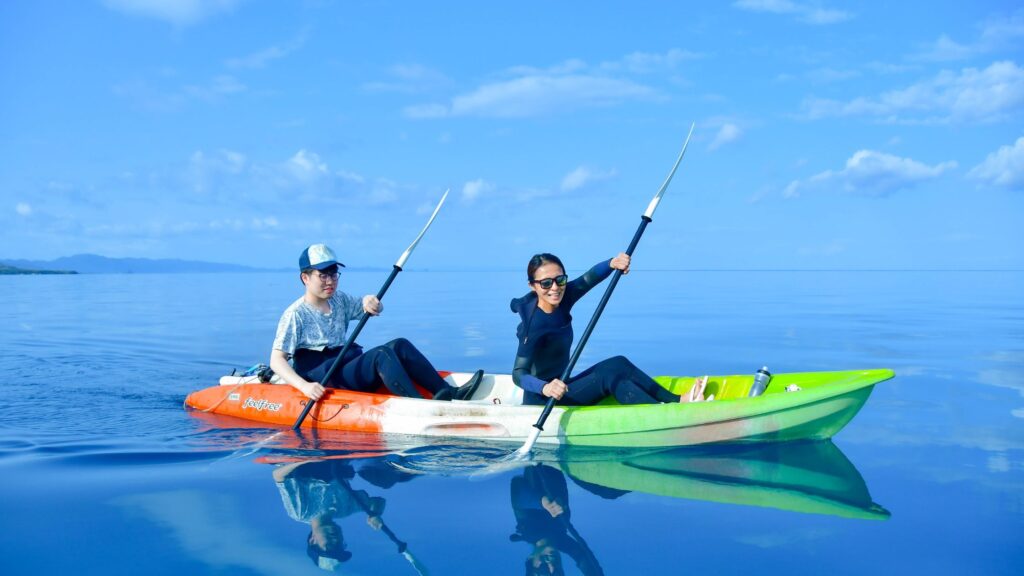 石垣島北部・鏡のように穏やかな凪の海でカヤックを楽しむ様子
