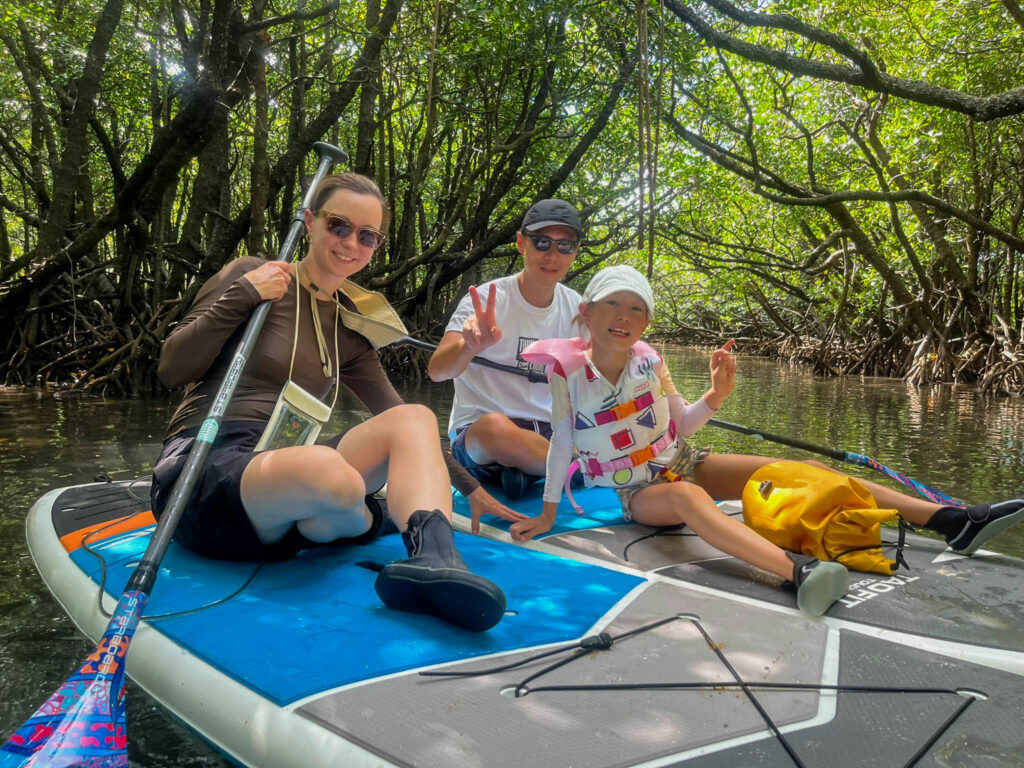石垣島SUPツアーに参加する親子