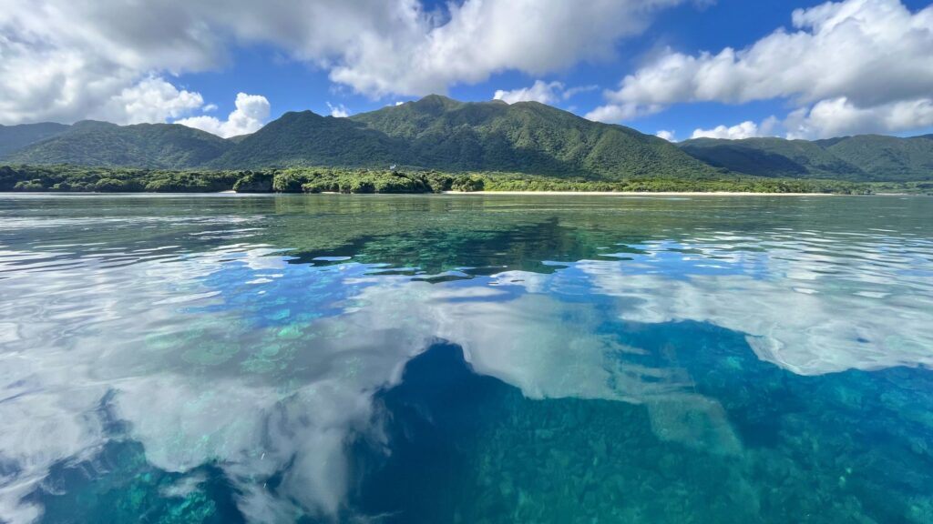 石垣島北部・水面に空と山が映り込む
透明な海