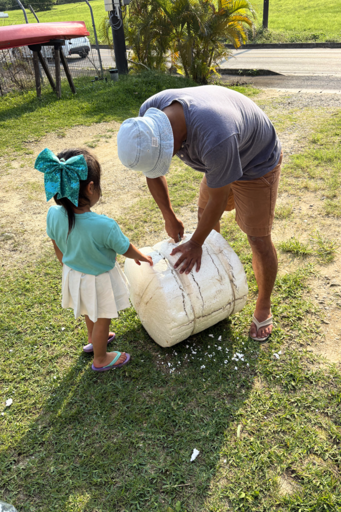 石垣島北部で漂着した発泡スチロールの漁具を確認するまるひでと娘