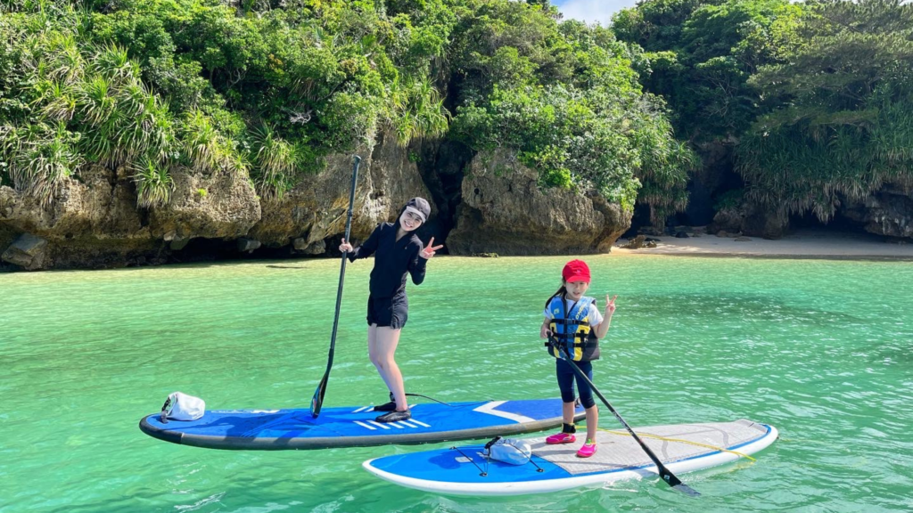 うりずんの季節・石垣島北部の
透明な海で親子SUPを楽しむ様子