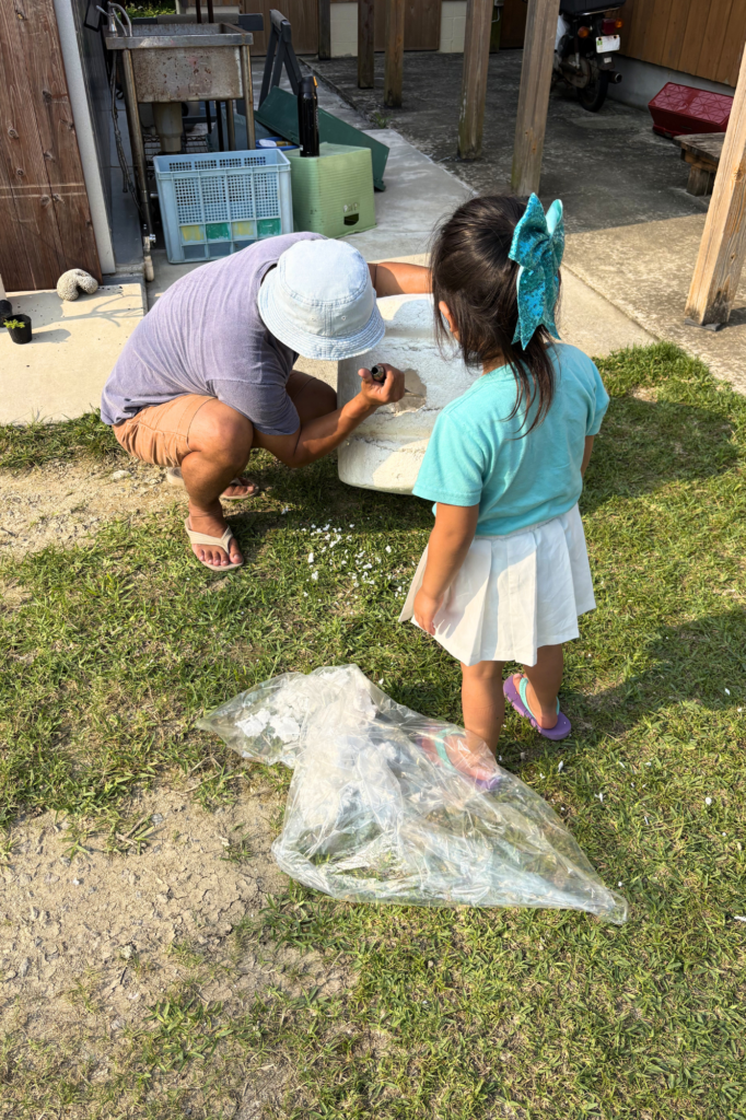 石垣島・伊原間でアカショウビンの巣箱を娘と一緒に手作りするまるひで